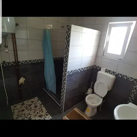 House In A Quiet Neighborhood With A Huge Garden Vidovici